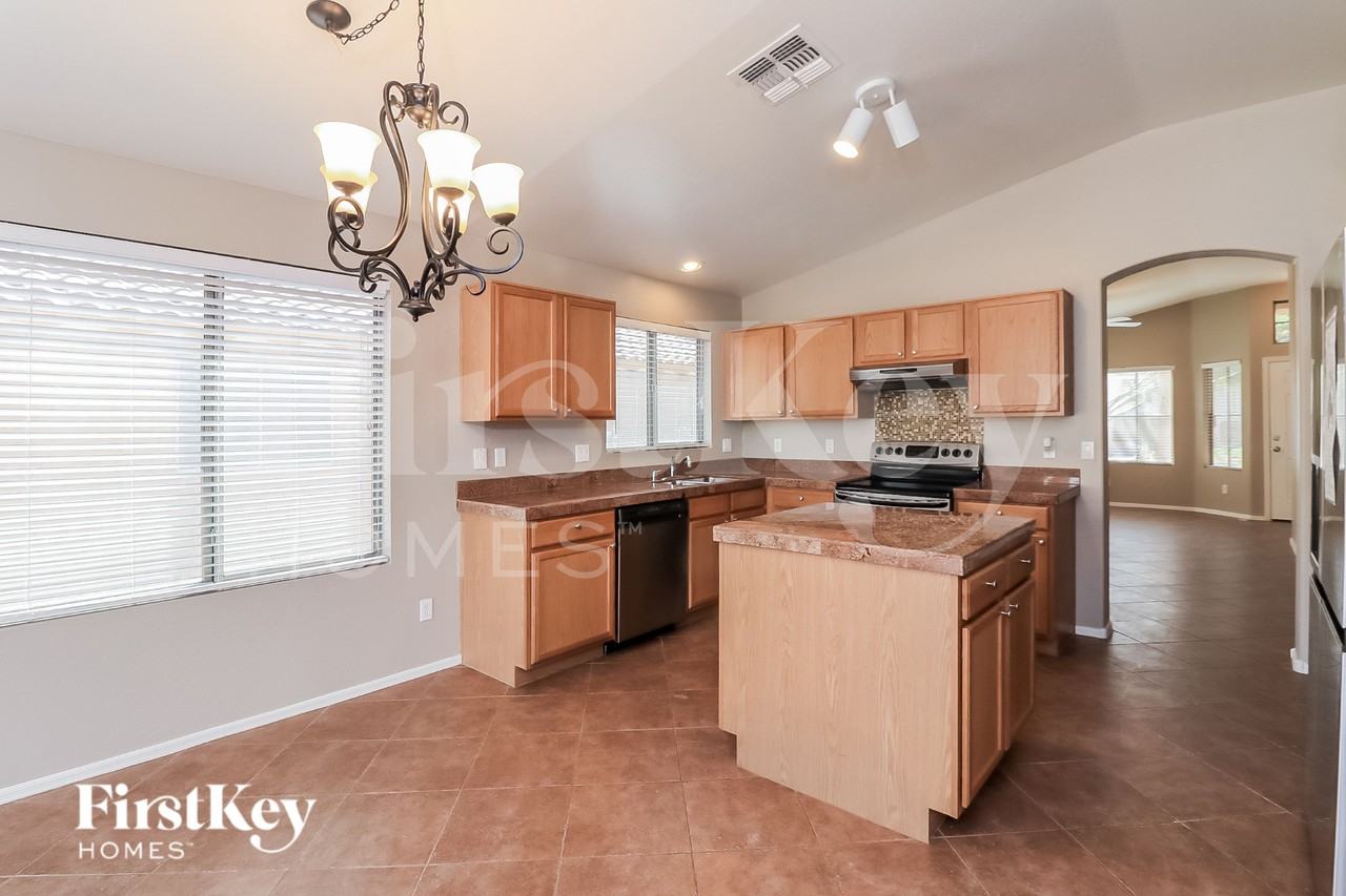 4936 W Glass Ln - Photo 7 of 15