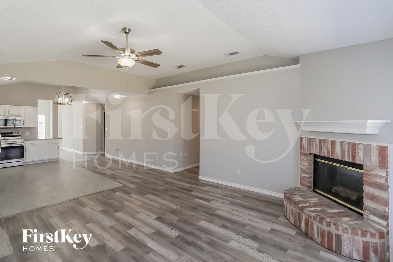 8136 Iris Cir - Photo 4 of 15