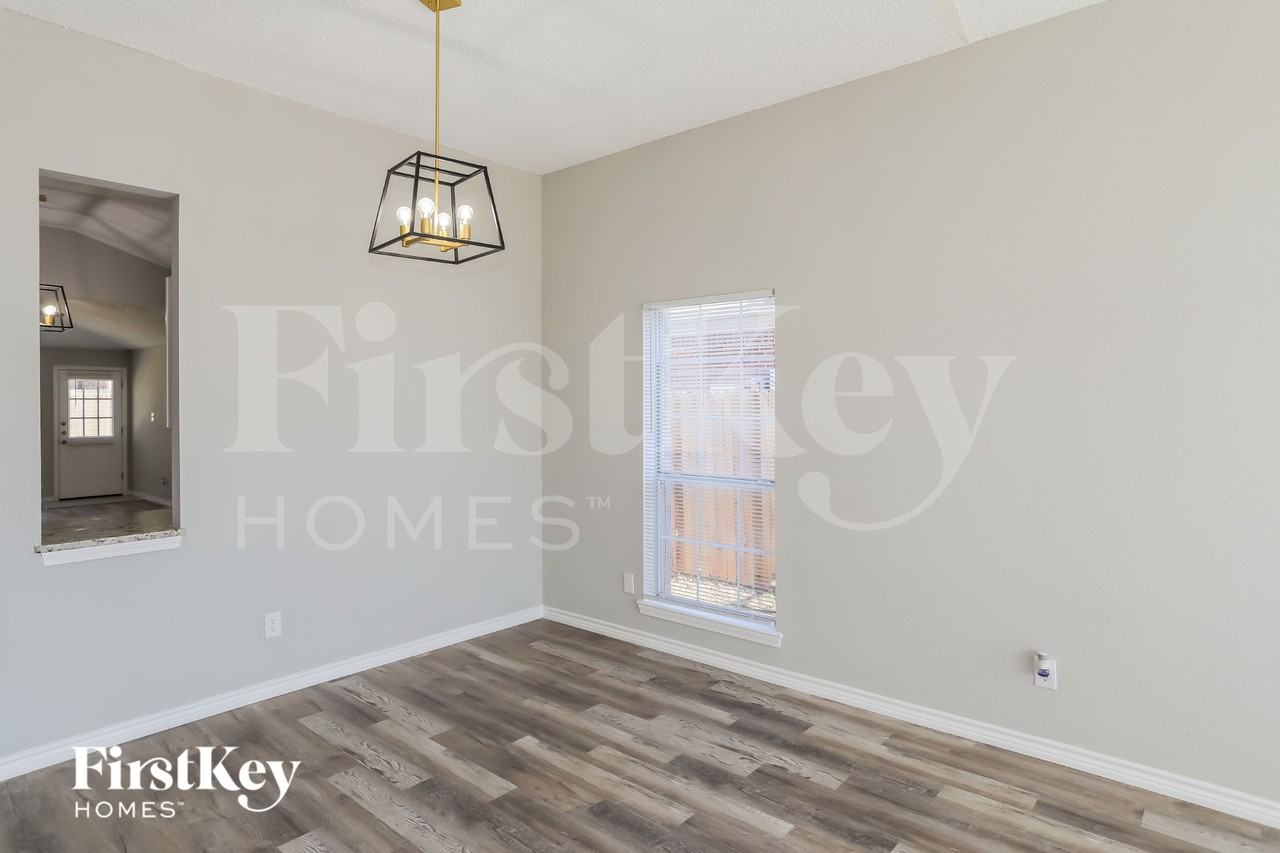 8136 Iris Cir - Photo 5 of 15