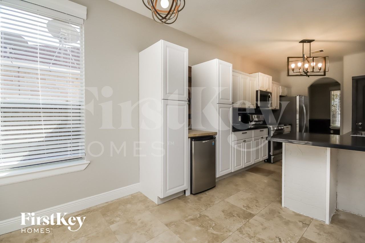 8306 White Willow Ln - Photo 4 of 15
