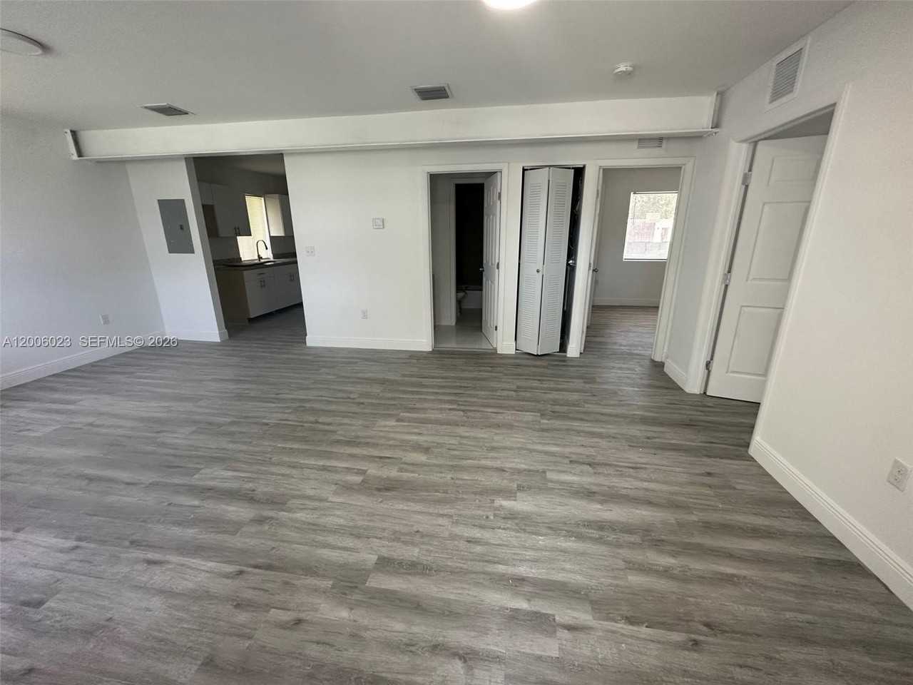 1095 Ne 149th St - Photo 3 of 15