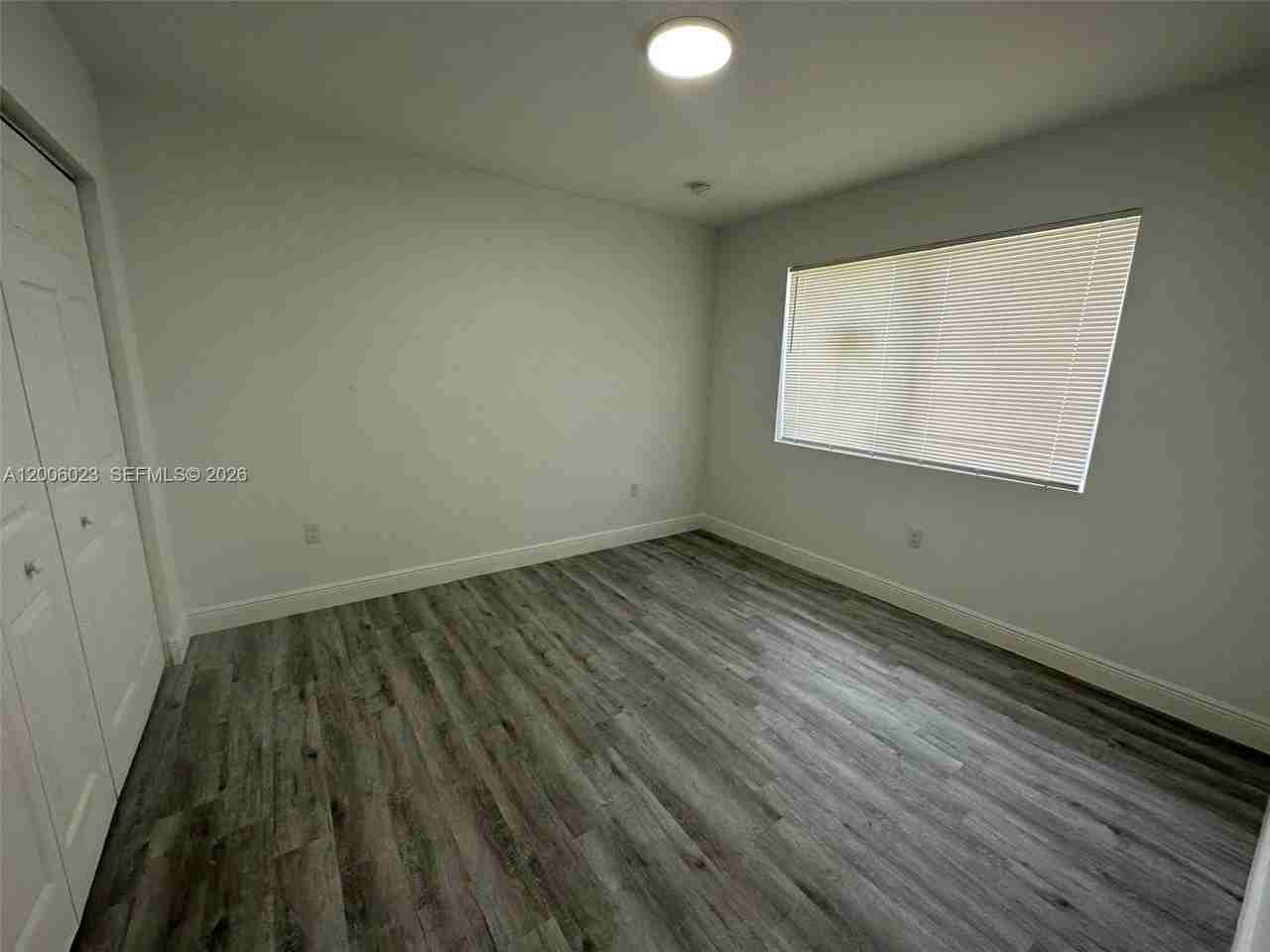 1095 Ne 149th St - Photo 4 of 15