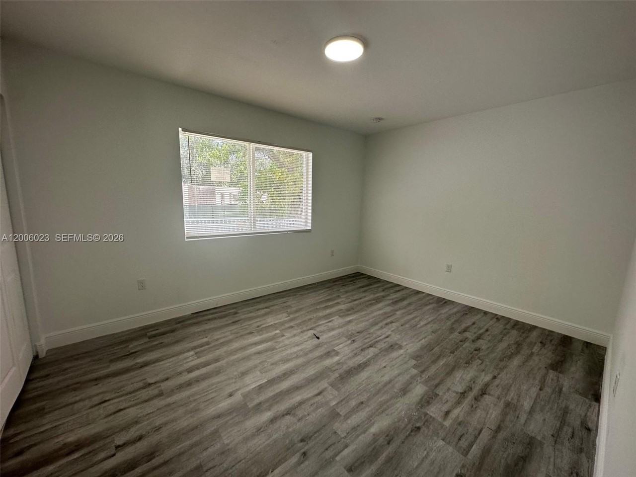 1095 Ne 149th St - Photo 5 of 15