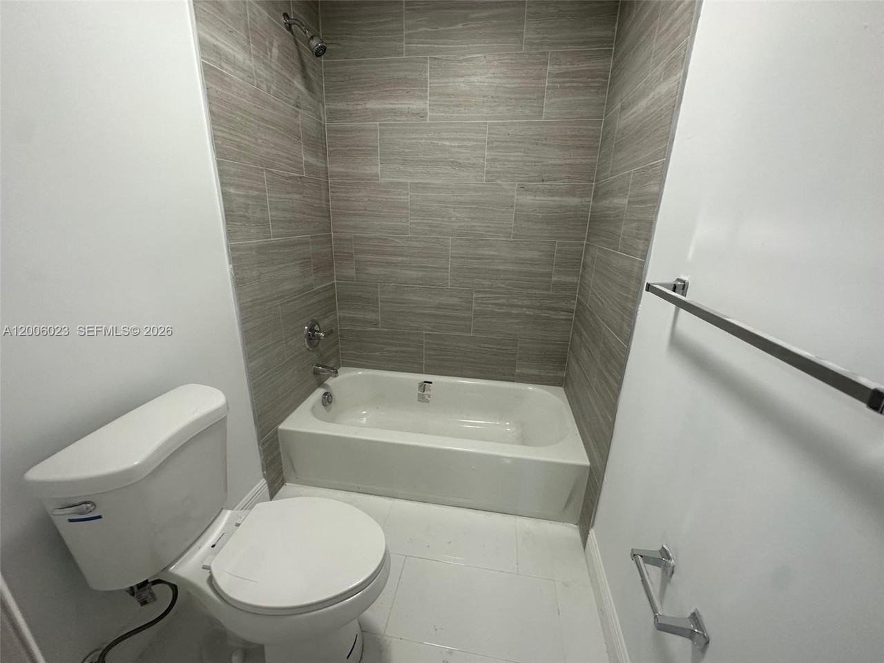 1095 Ne 149th St - Photo 6 of 15