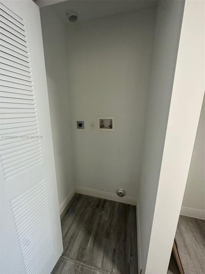 1095 Ne 149th St - Photo 7 of 15