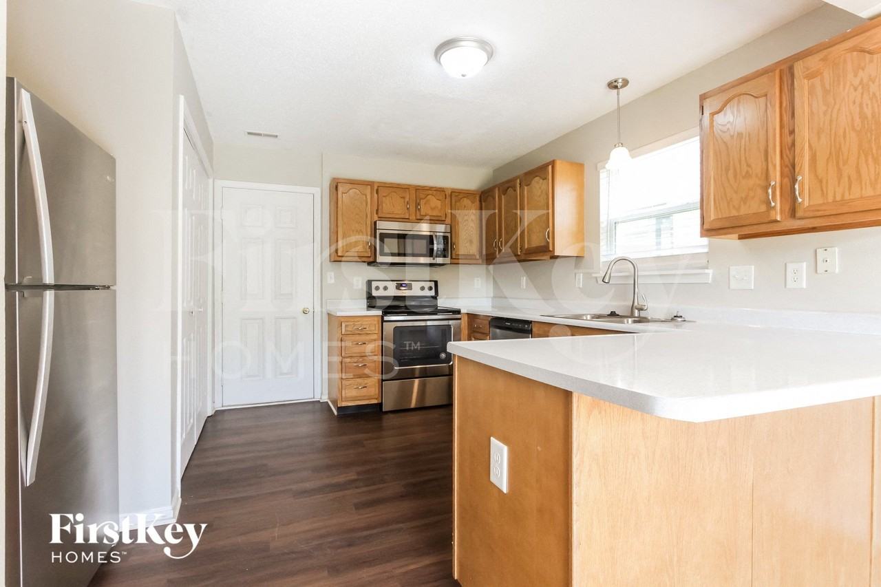 7126 Parklake Pl - Photo 4 of 15