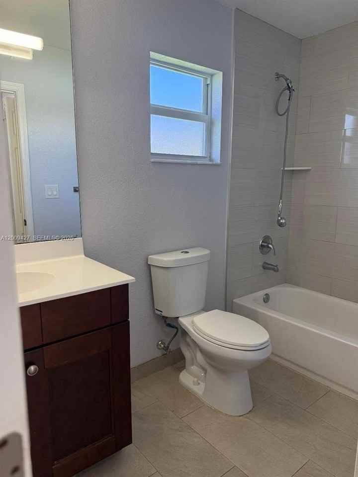2713 Nw 6th St - Photo 5 of 22