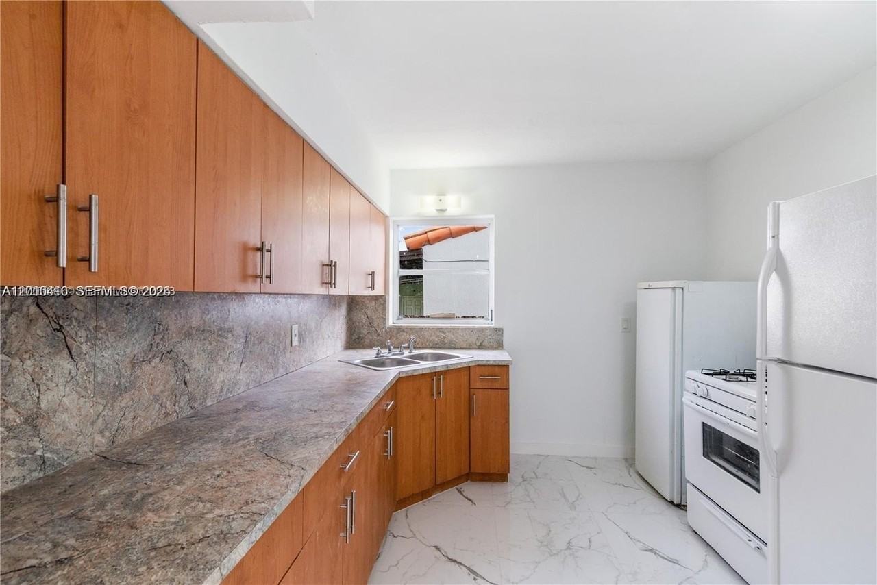 40 Nw 32nd Ave #A - Photo 5 of 10