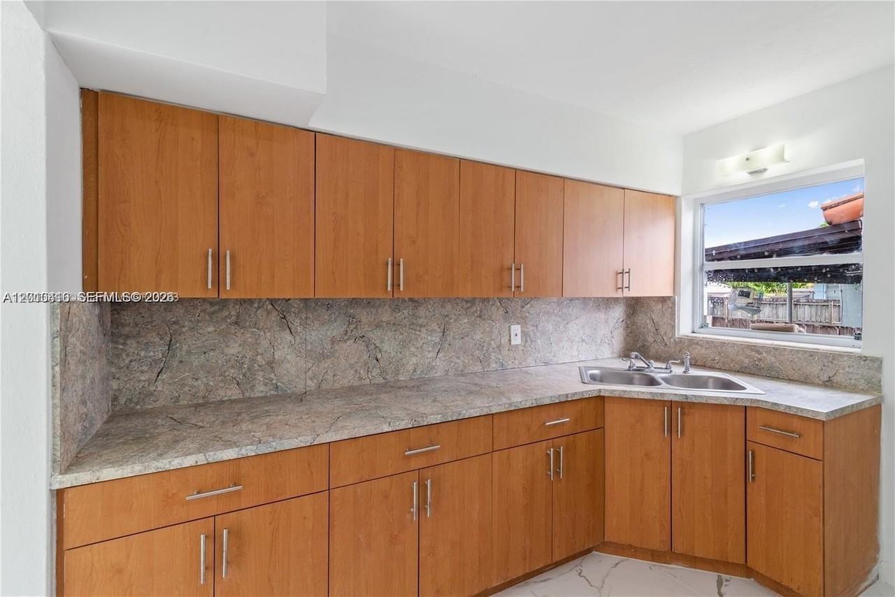 40 Nw 32nd Ave #A - Photo 6 of 10