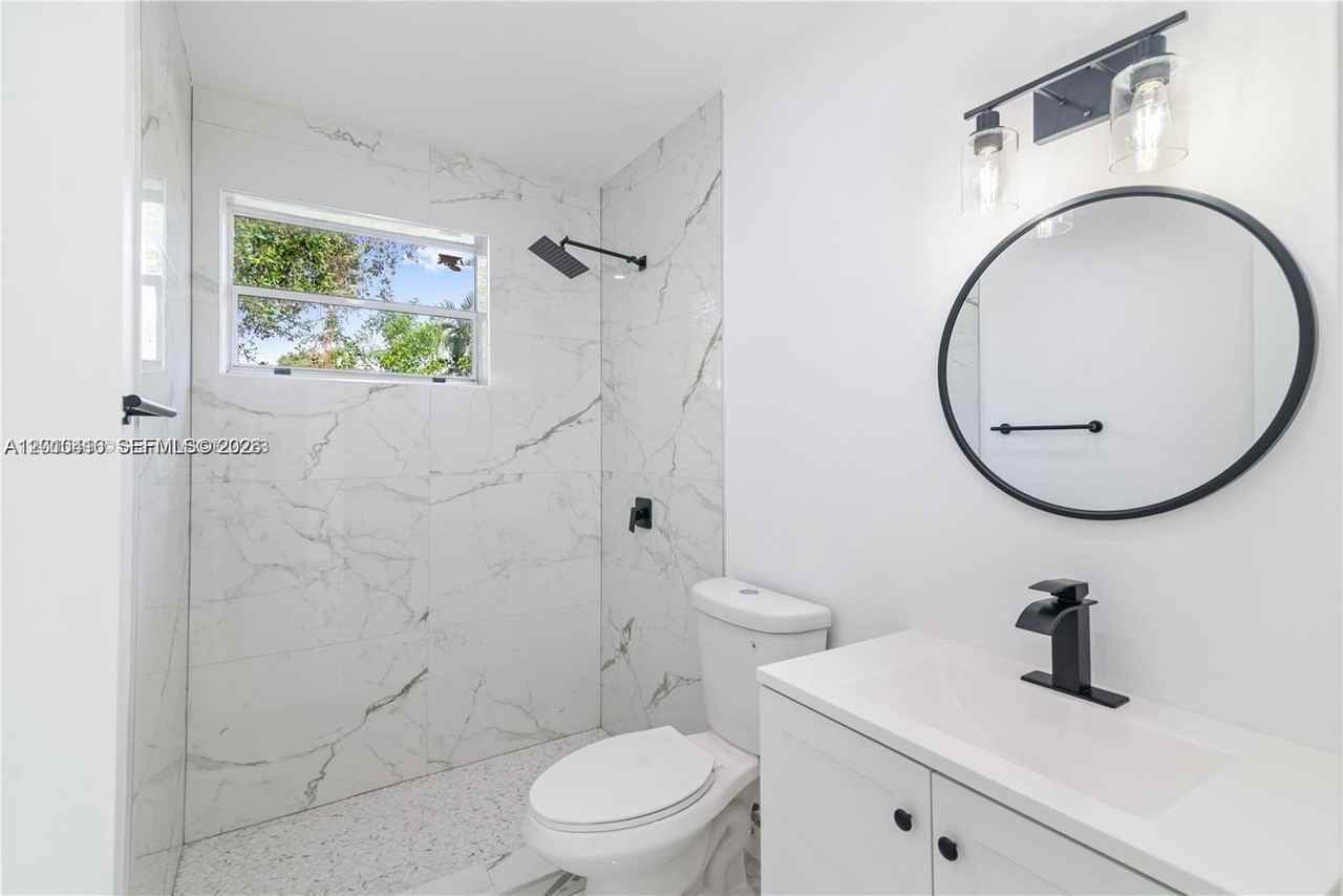 40 Nw 32nd Ave #A - Photo 7 of 10