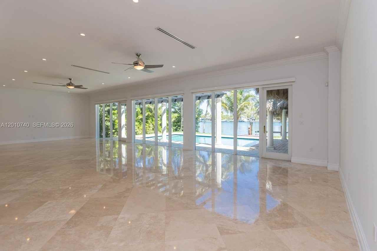 425 N Shore Dr - Photo 3 of 26
