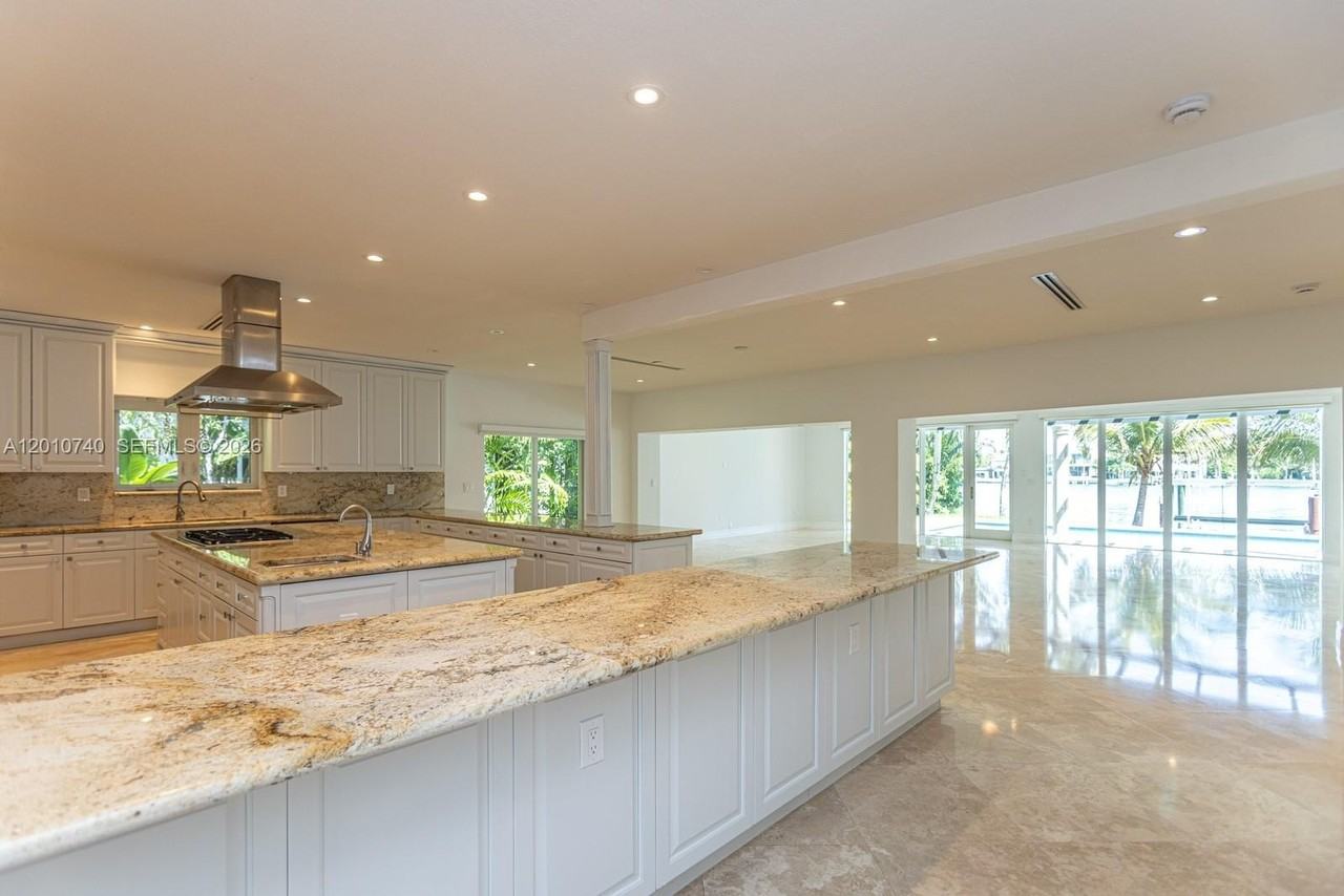 425 N Shore Dr - Photo 5 of 26