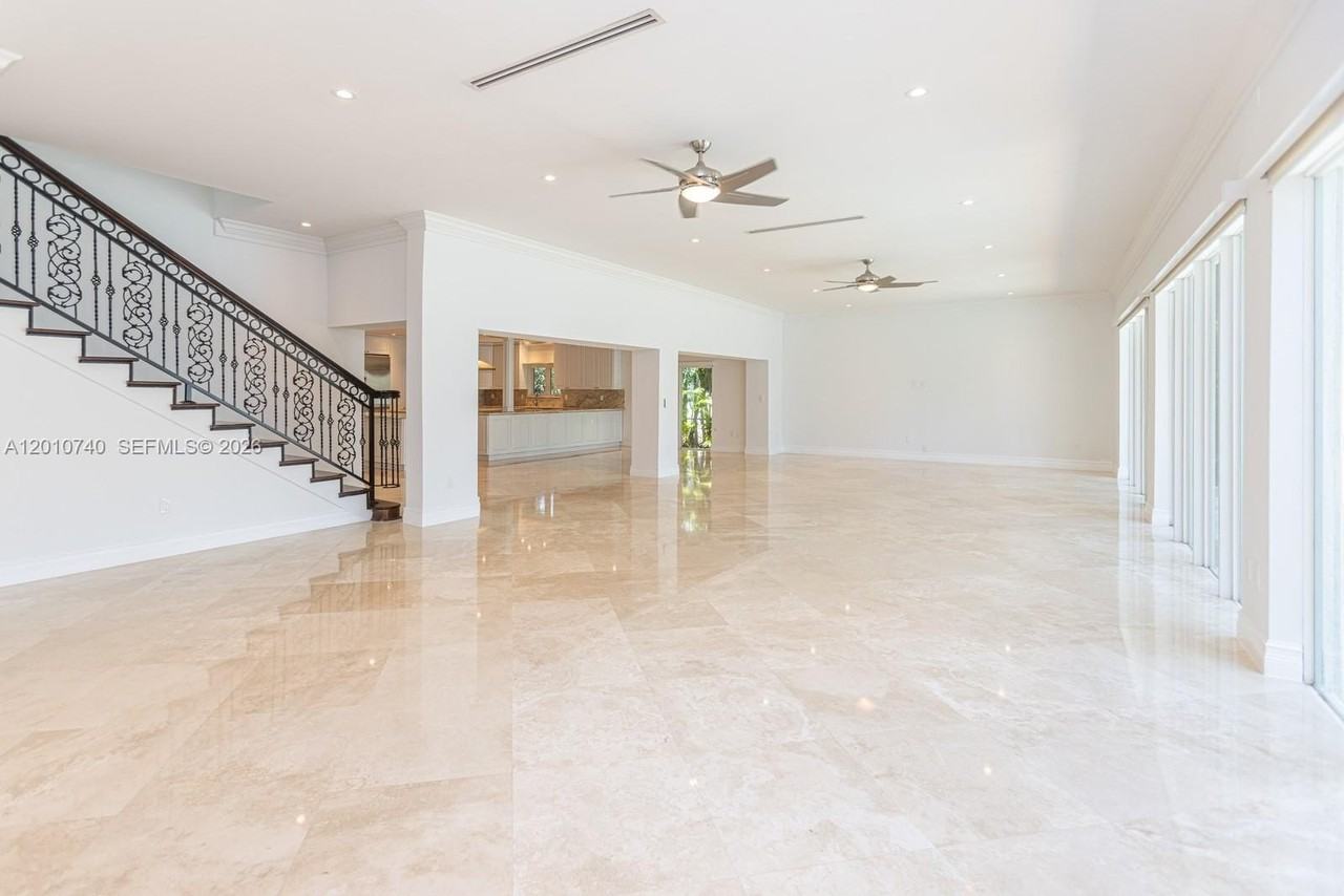425 N Shore Dr - Photo 6 of 26