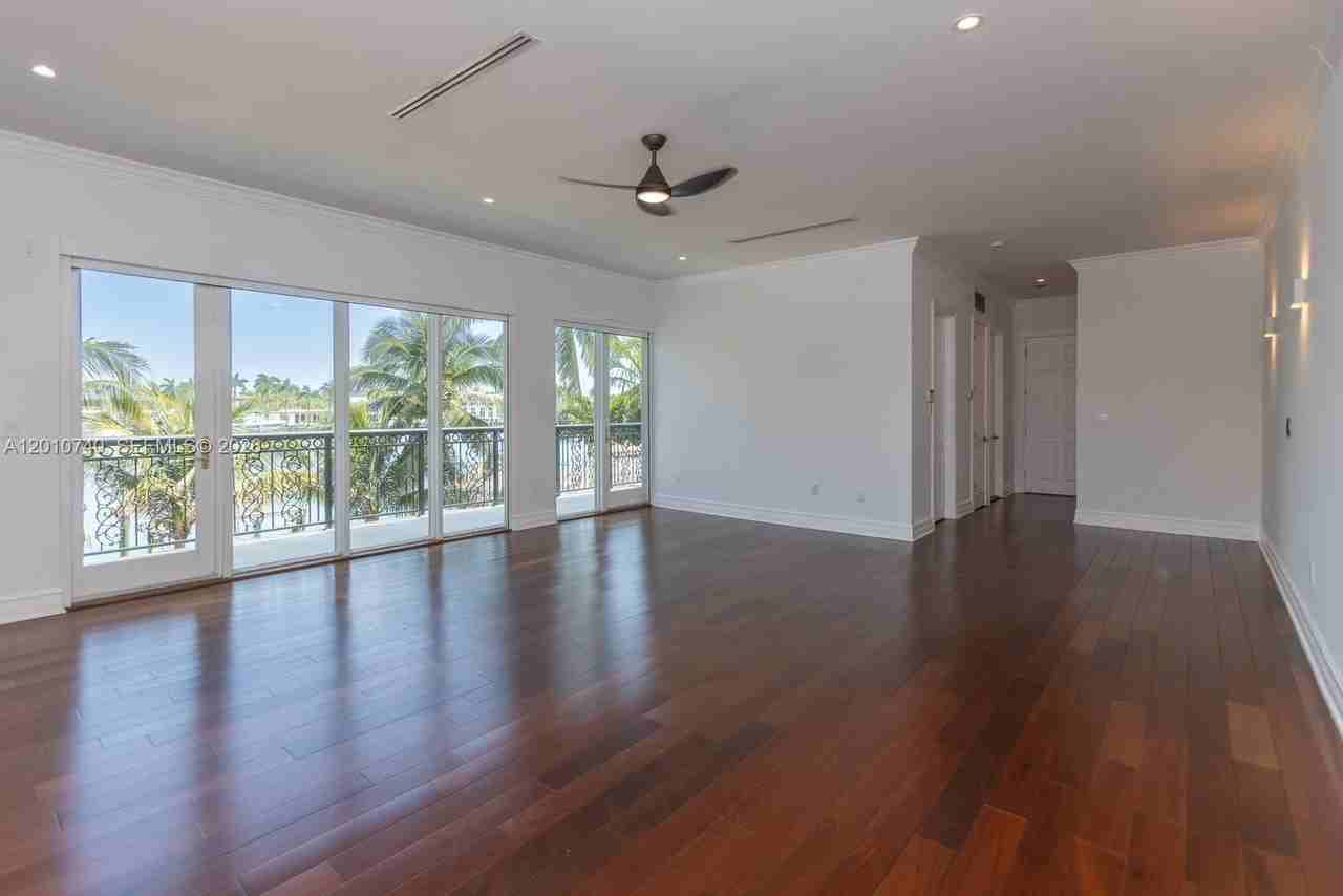 425 N Shore Dr - Photo 7 of 26