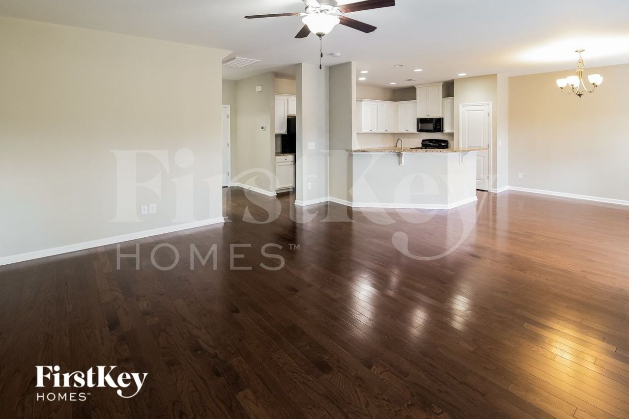 445 Whispering Breeze Ln - Photo 4 of 14