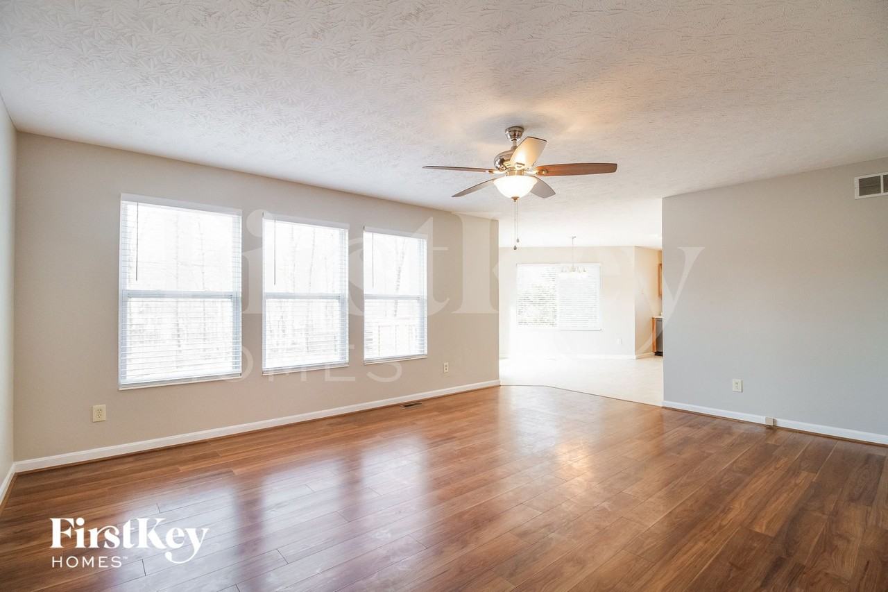 60 Charmalee Dr - Photo 4 of 15