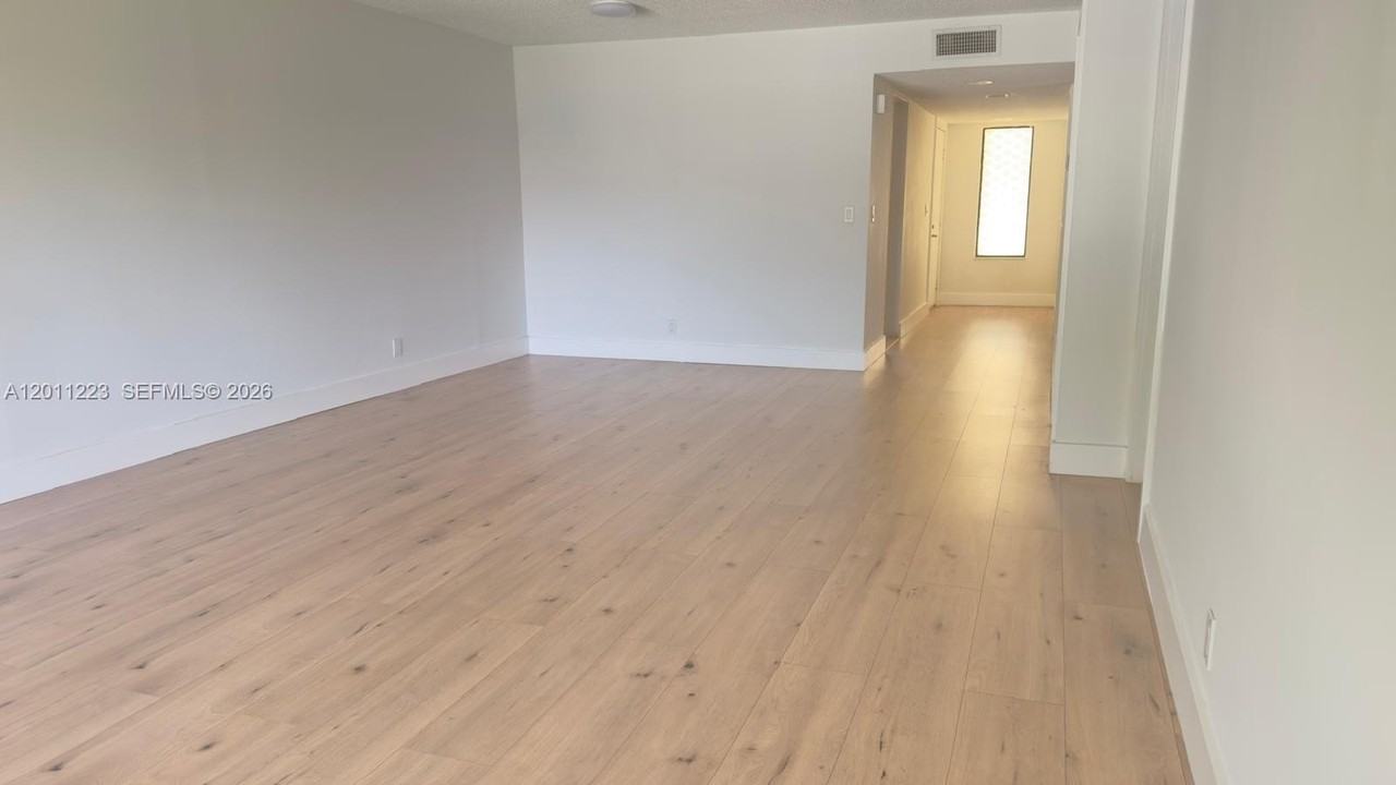 325 Lakeview Dr #202 - Photo 4 of 26