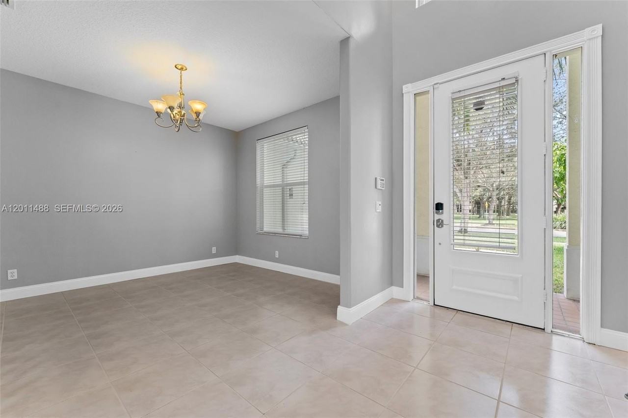 1019 Egret Cir N - Photo 3 of 44
