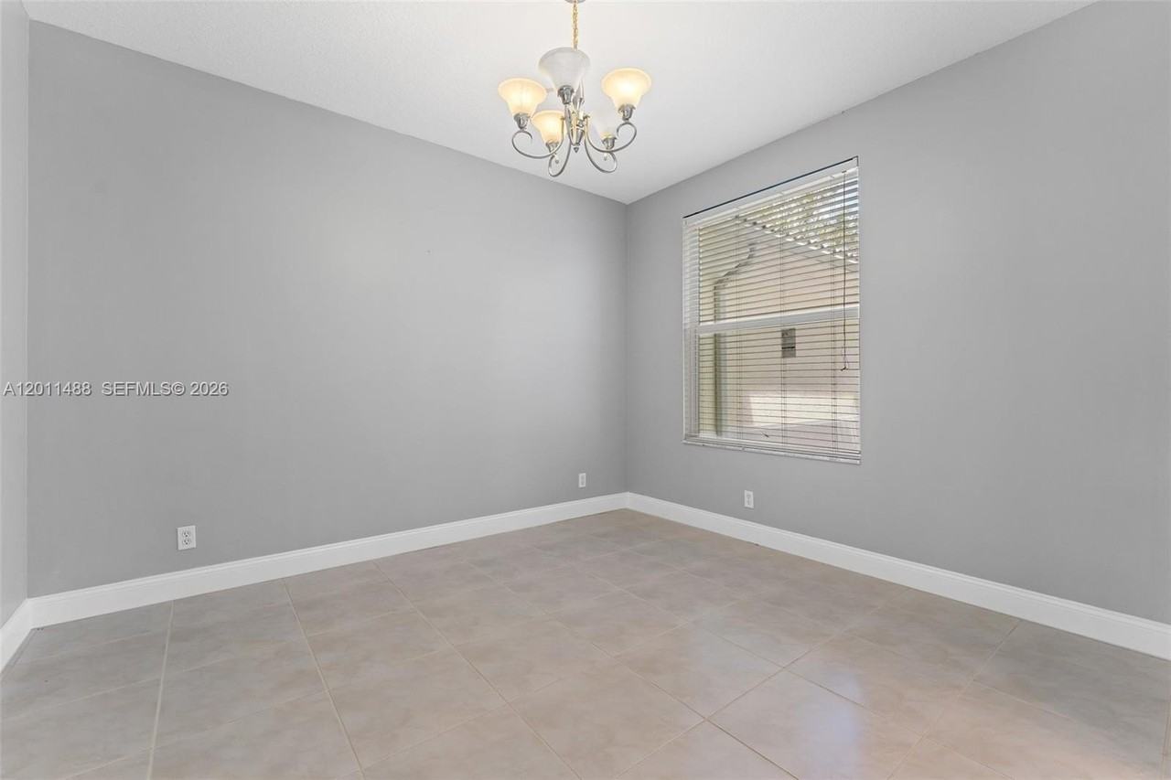 1019 Egret Cir N - Photo 4 of 44
