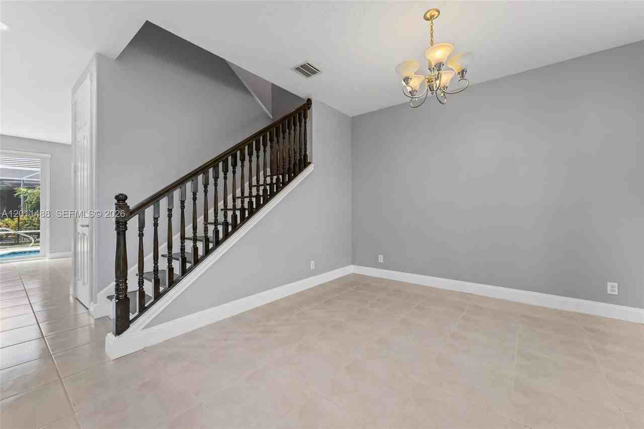 1019 Egret Cir N - Photo 5 of 44