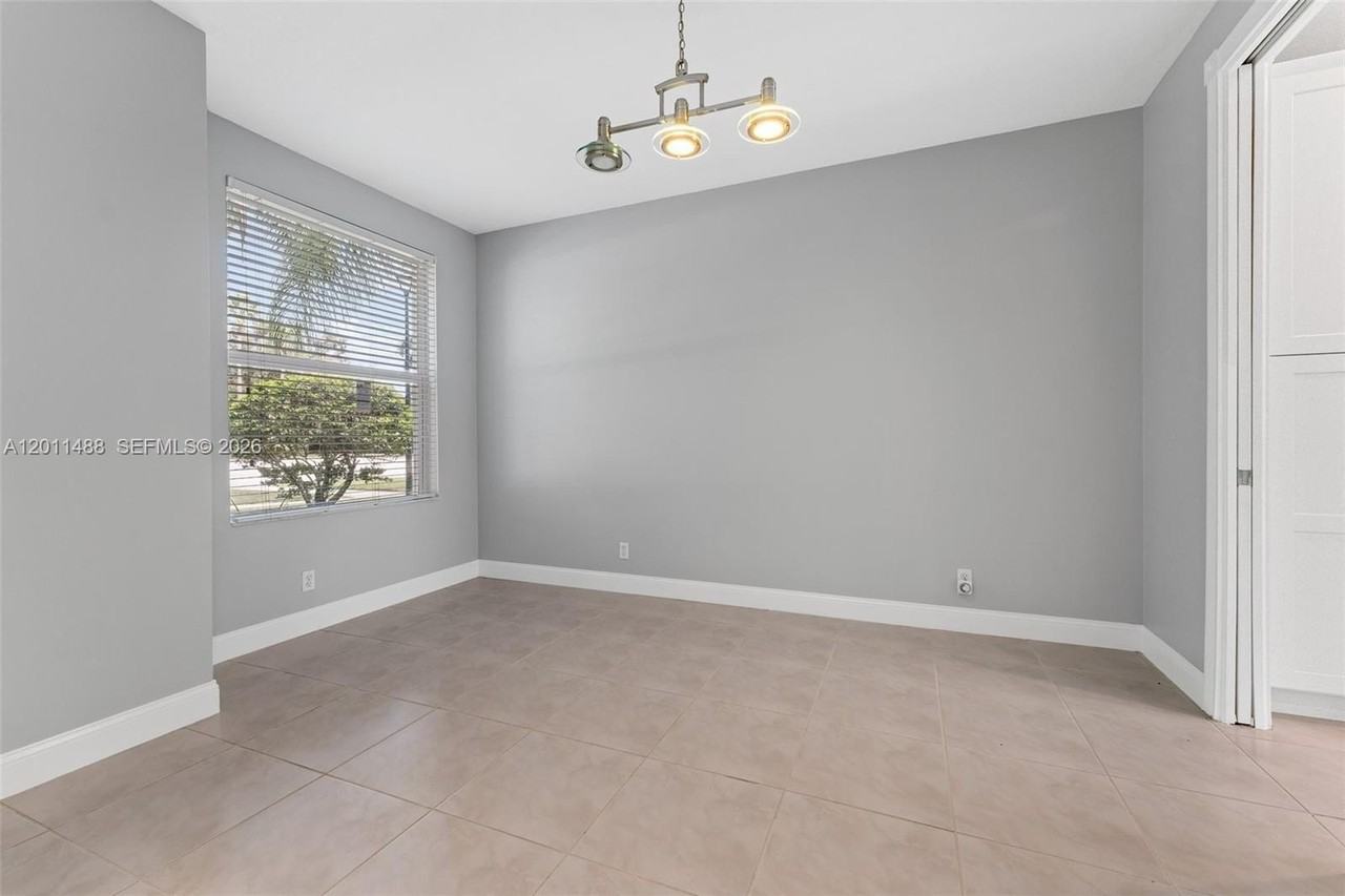 1019 Egret Cir N - Photo 7 of 44