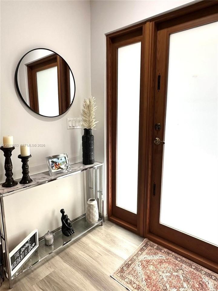 937 Nw 10th St #4 - Photo 4 of 15