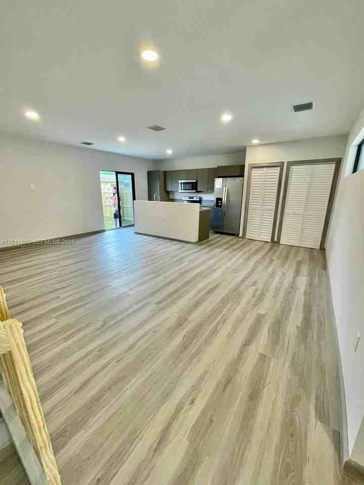 937 Nw 10th St #4 - Photo 6 of 15