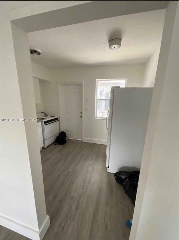 2410 Nw 11th St #A - Photo 6 of 9