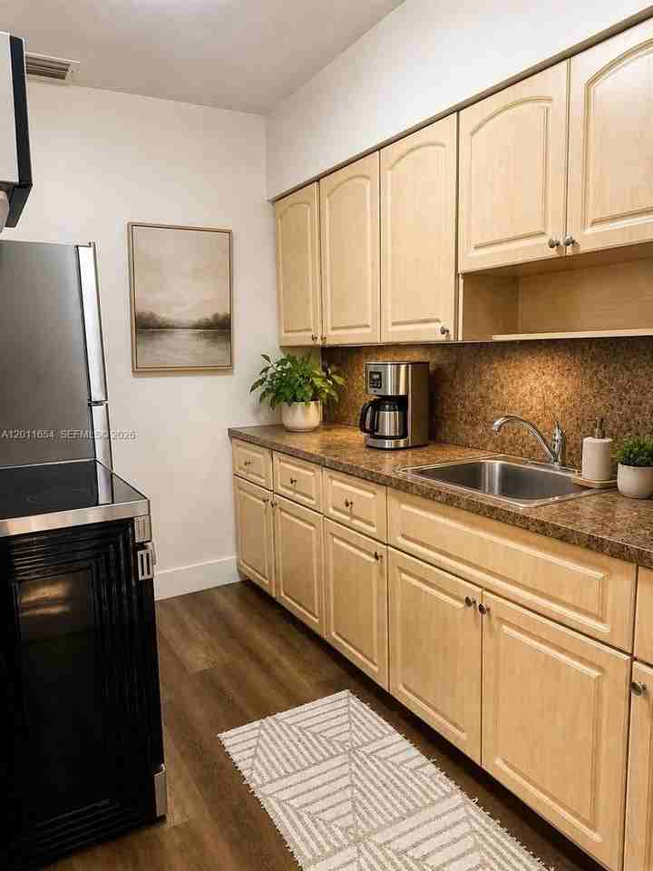 6466 Sw 14th St - Photo 6 of 10
