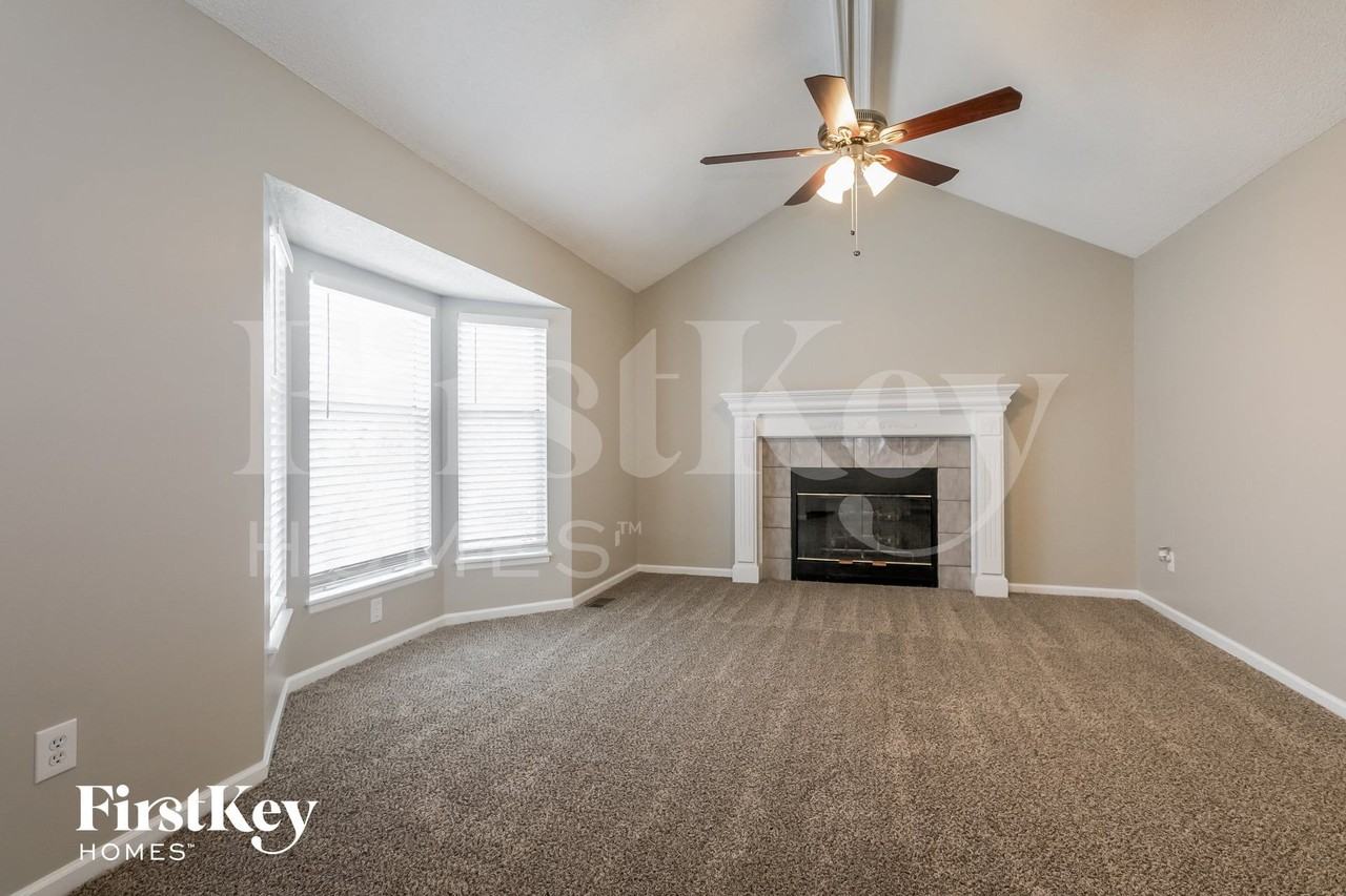 1529 Ne Auburn Dr - Photo 4 of 15