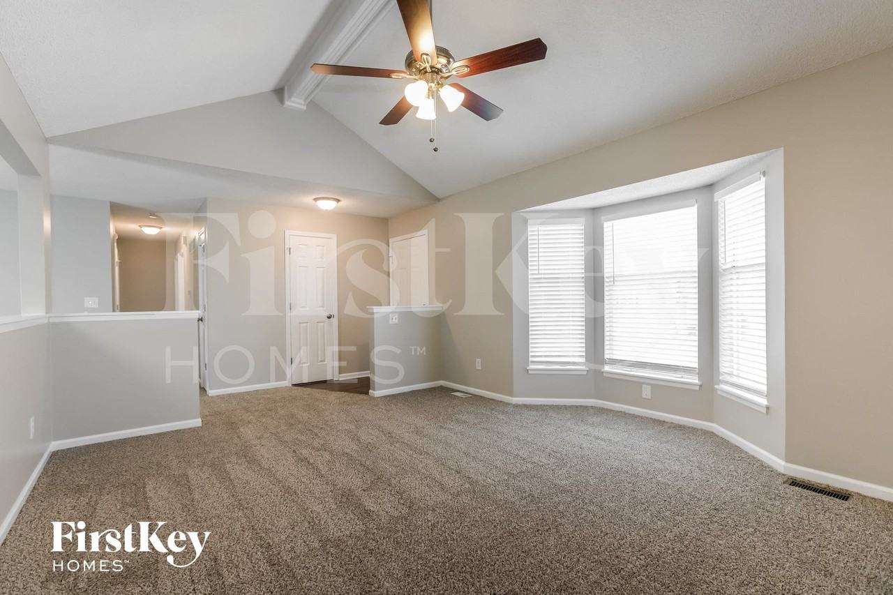 1529 Ne Auburn Dr - Photo 5 of 15