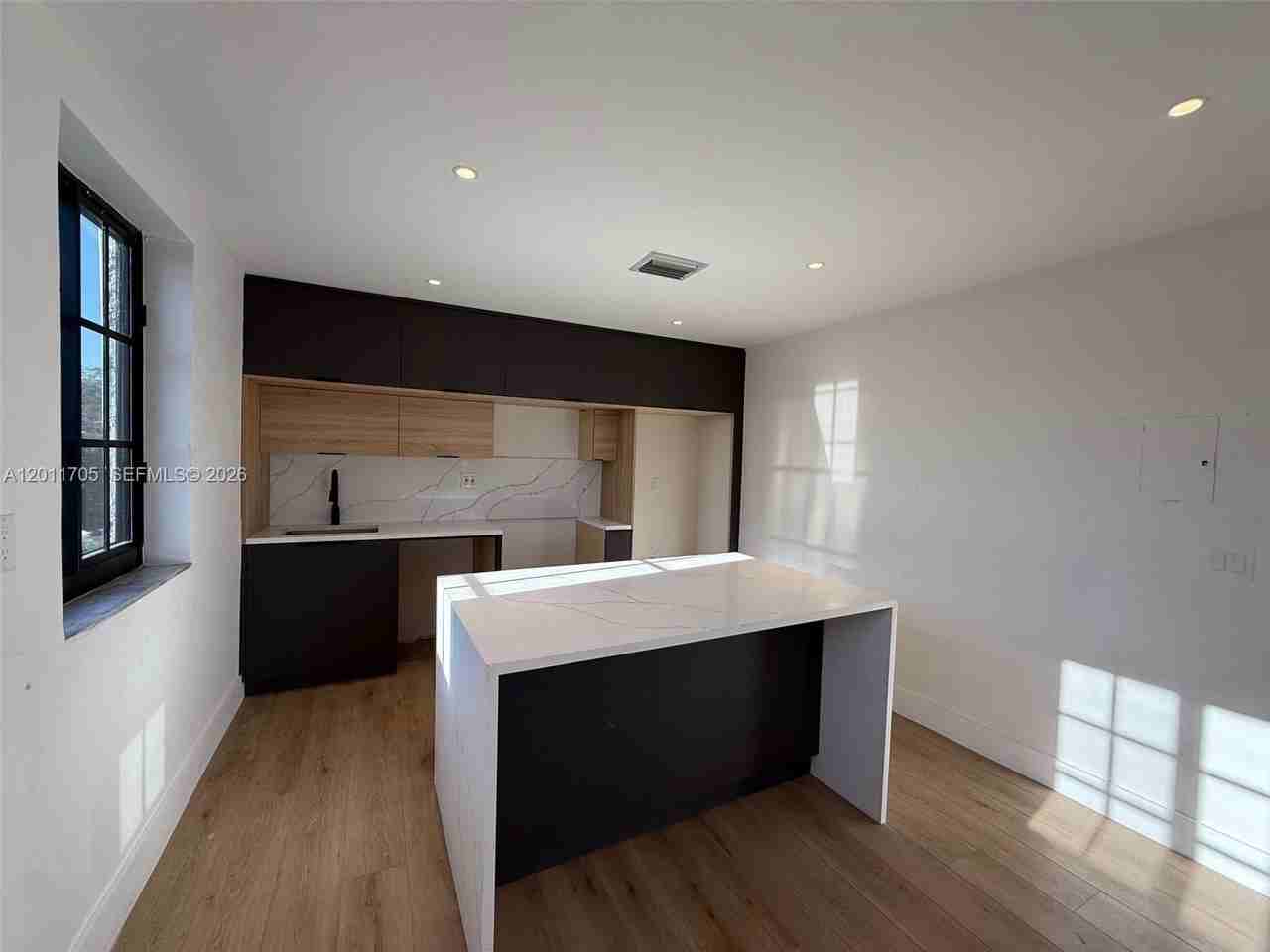 1716 Sw 11th St #4 - Photo 4 of 12