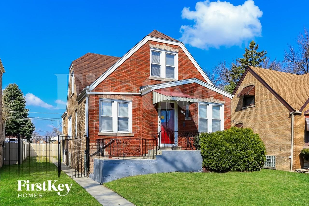 8106 S Maplewood Ave - Photo 2 of 16