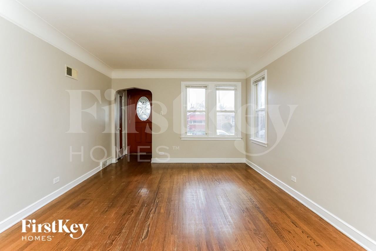 8106 S Maplewood Ave - Photo 3 of 16