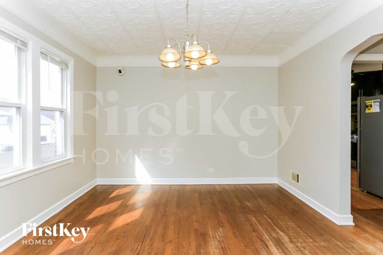 8106 S Maplewood Ave - Photo 4 of 16