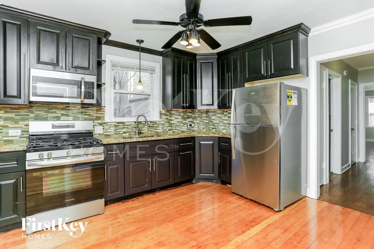 8106 S Maplewood Ave - Photo 5 of 16
