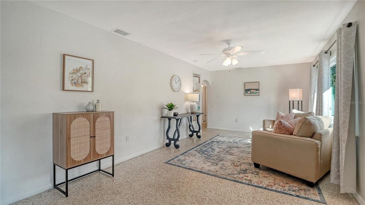 209 Briggs Ct - Photo 3 of 37