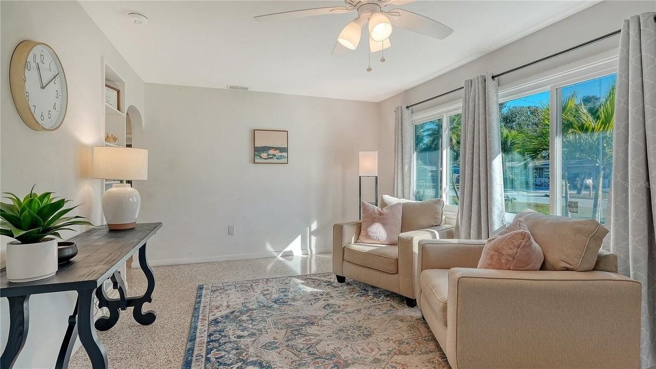 209 Briggs Ct - Photo 4 of 37