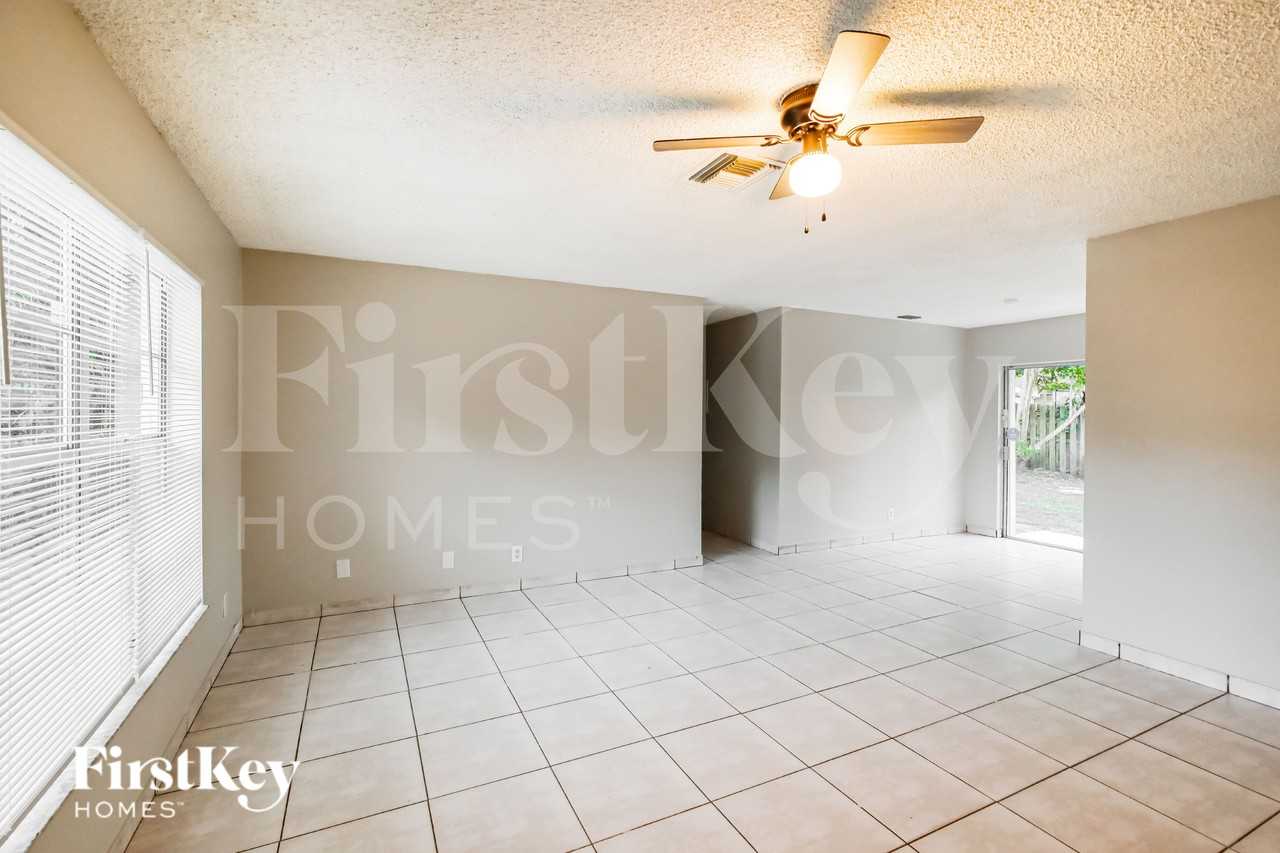7820 Sw 9th St - Photo 2 of 20