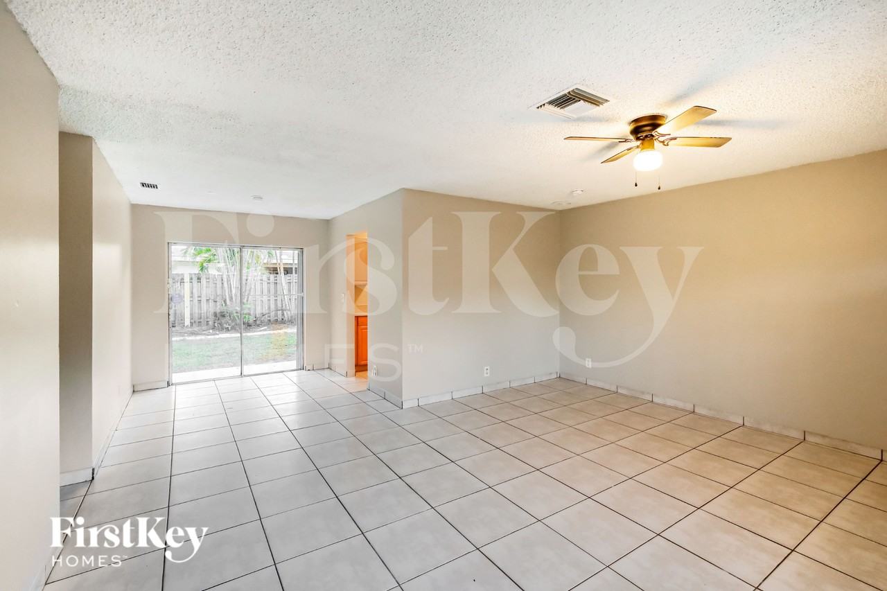 7820 Sw 9th St - Photo 3 of 20