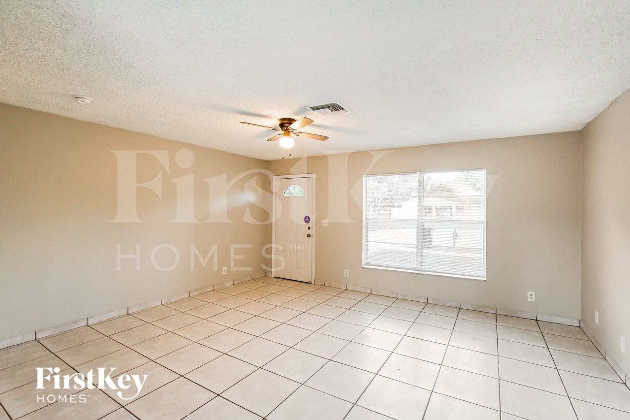 7820 Sw 9th St - Photo 4 of 20