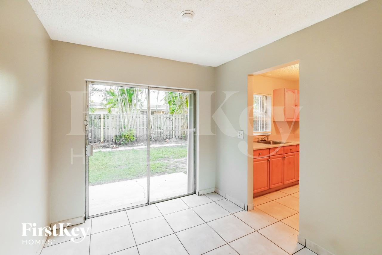 7820 Sw 9th St - Photo 6 of 20