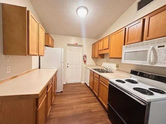 542 E Caroline St - Photo 3 of 11