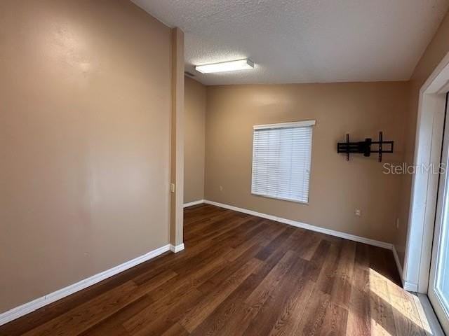 542 E Caroline St - Photo 7 of 11