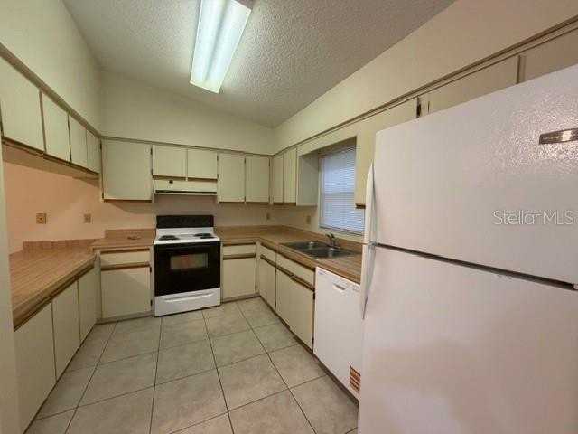 32818 Lake Square Ct #10 - Photo 3 of 8
