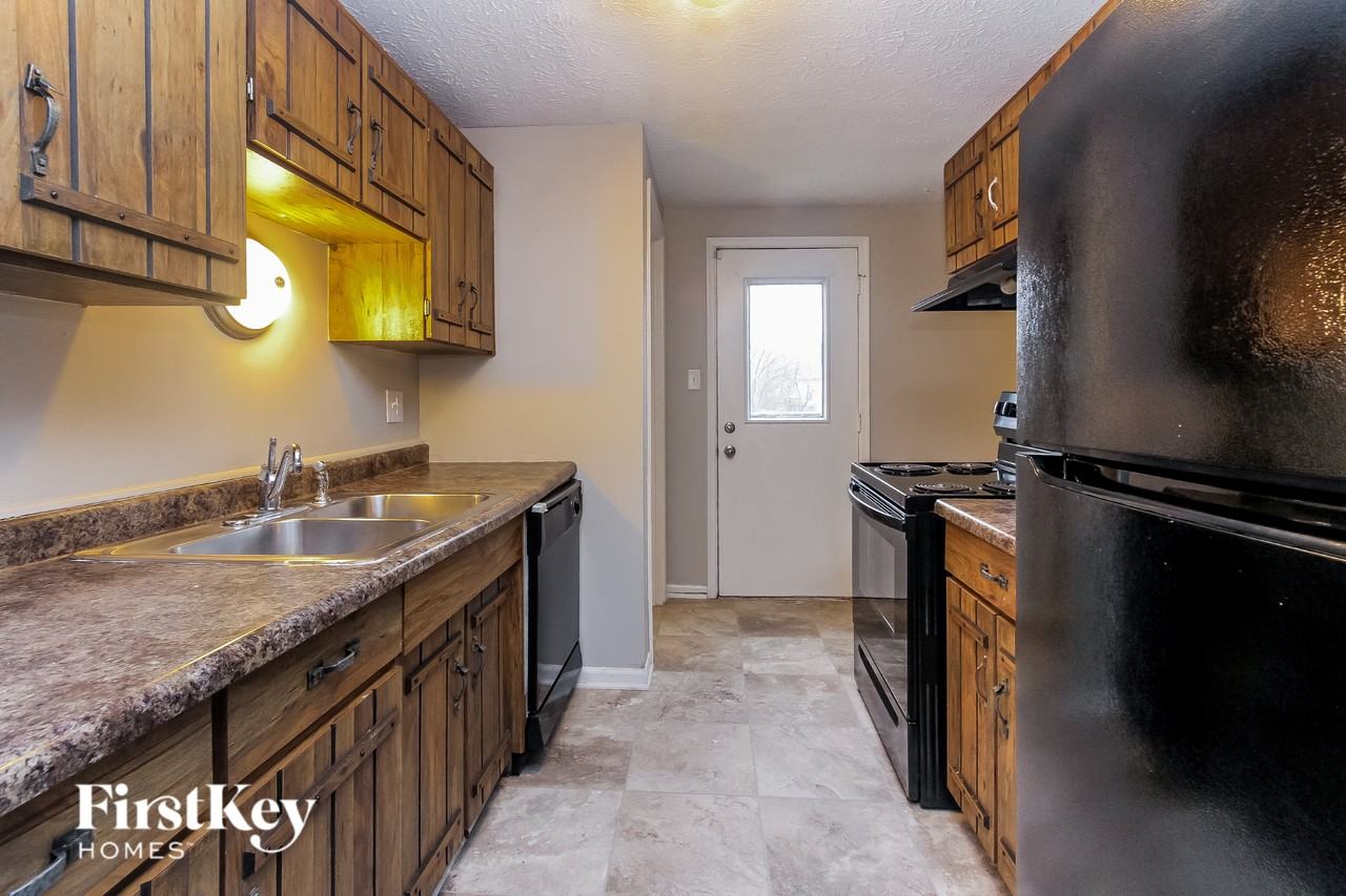 5717 Hacienda Ct - Photo 4 of 15