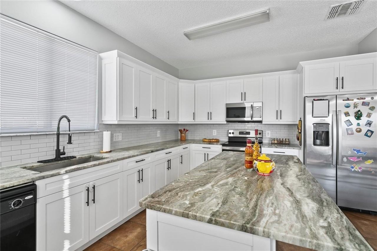 1010 Elderberry Dr - Photo 5 of 18