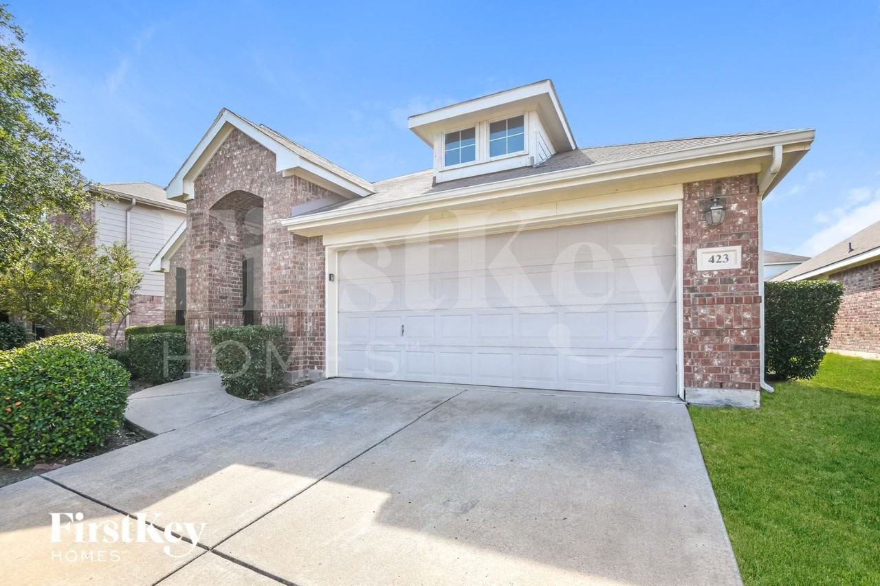 423 Hackberry Dr - Photo 2 of 15