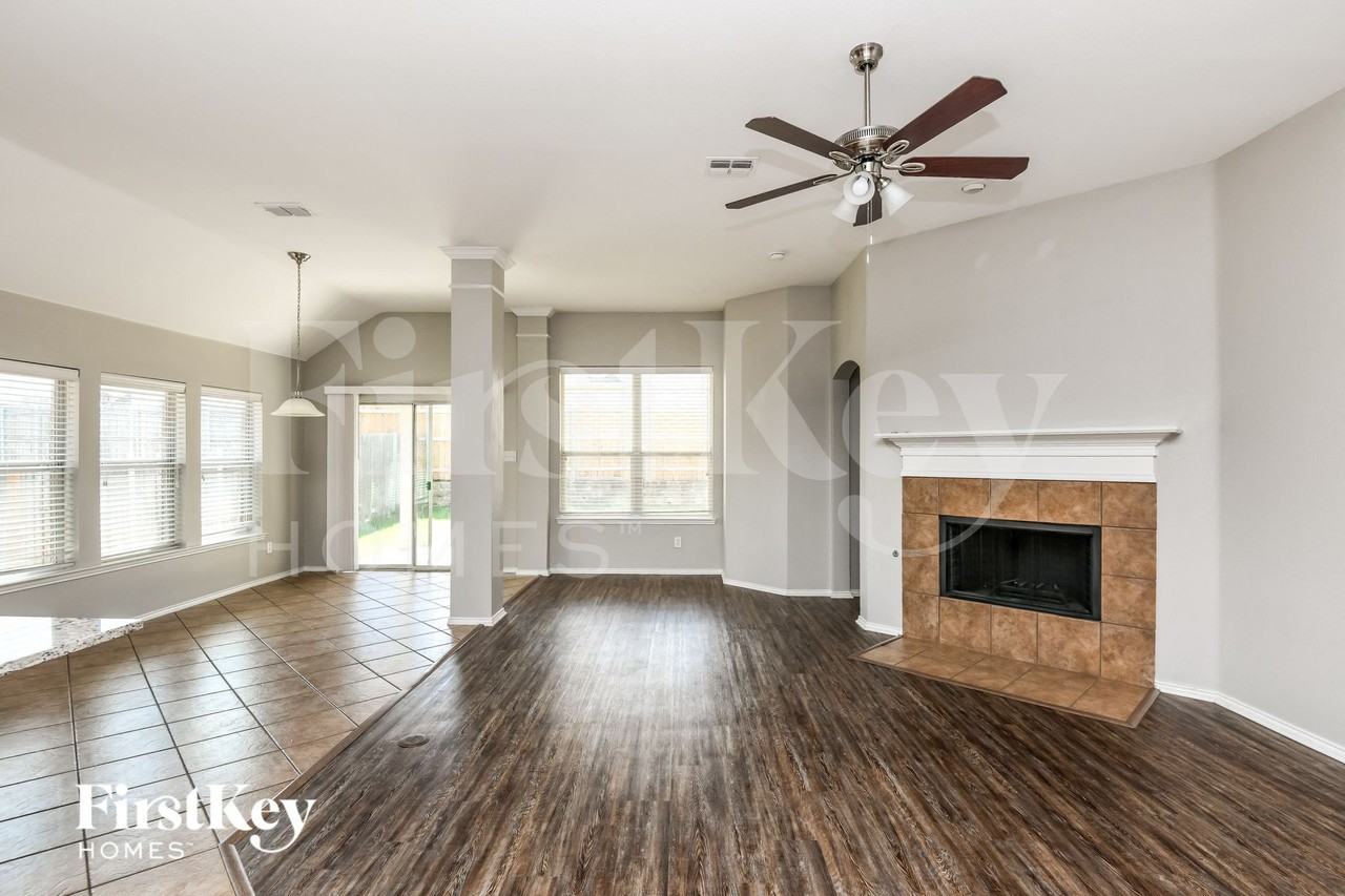 423 Hackberry Dr - Photo 3 of 15