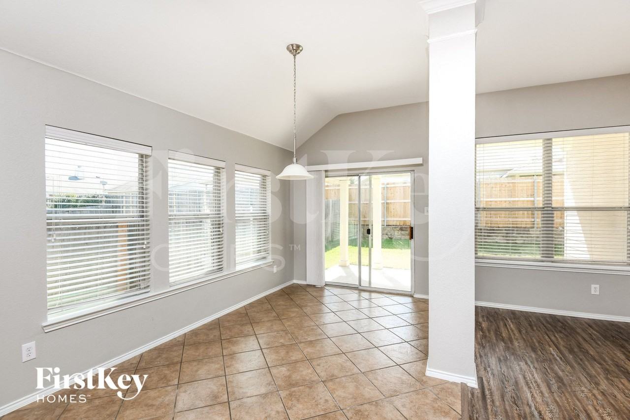 423 Hackberry Dr - Photo 4 of 15
